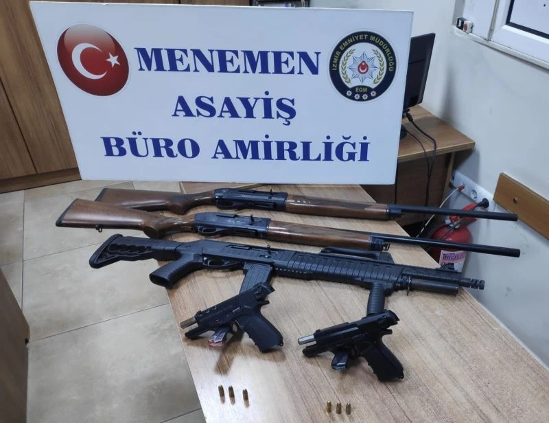 İzmir’de kaçtıktan sonra kaza yapan şüpheli araçtan silahlar ve tüfekler çıktı
