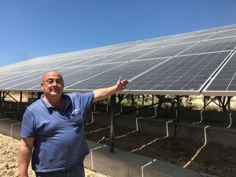 Buldan’da çiftçiler güneşten yararlanarak bahçelerini suluyor
