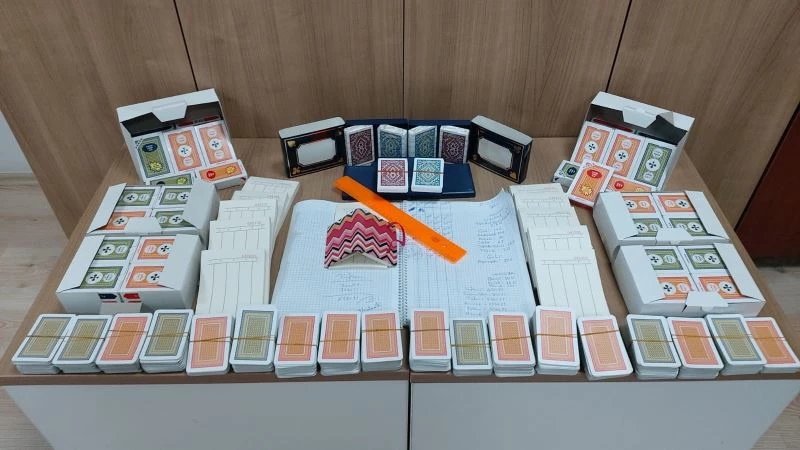 Çorum’da dernek lokalinde kumar oynayan 9 kişi suçüstü yakalandı
