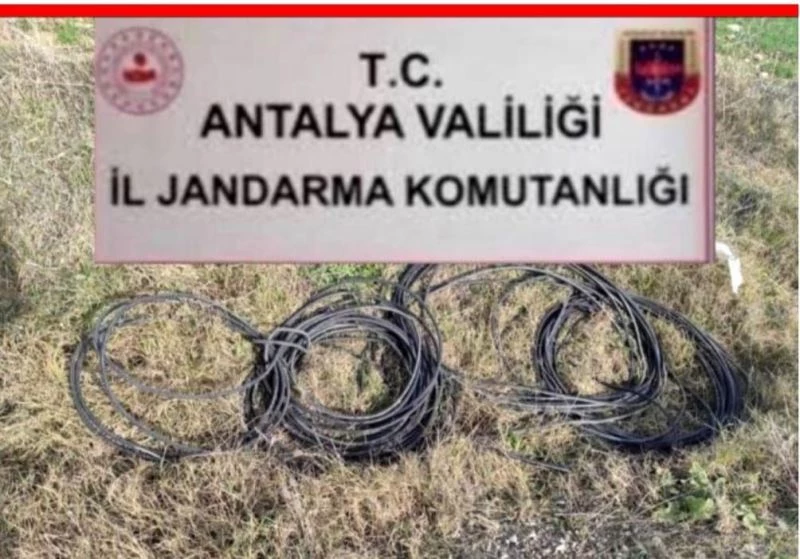 Jandarma 51 güvenlik kamerası kaydını inceleyerek hırsızları yakaladı
