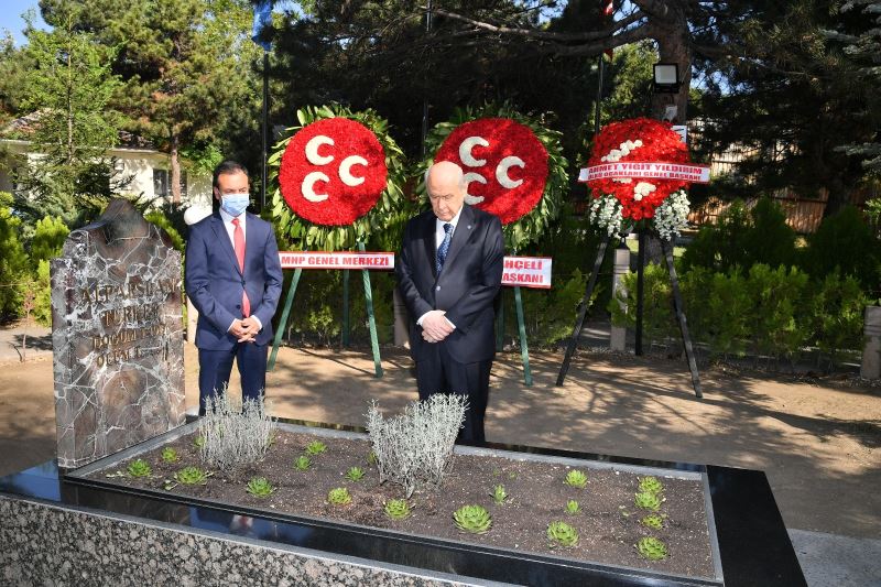 Devlet Bahçeli, bayramın ilk gününde Alparslan Türkeş’in kabrini ziyaret etti
