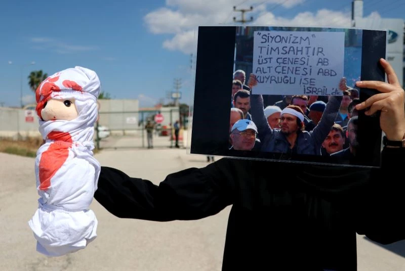 ABD Konsolosluğu önüne kanlı oyuncak bebek bırakıldı
