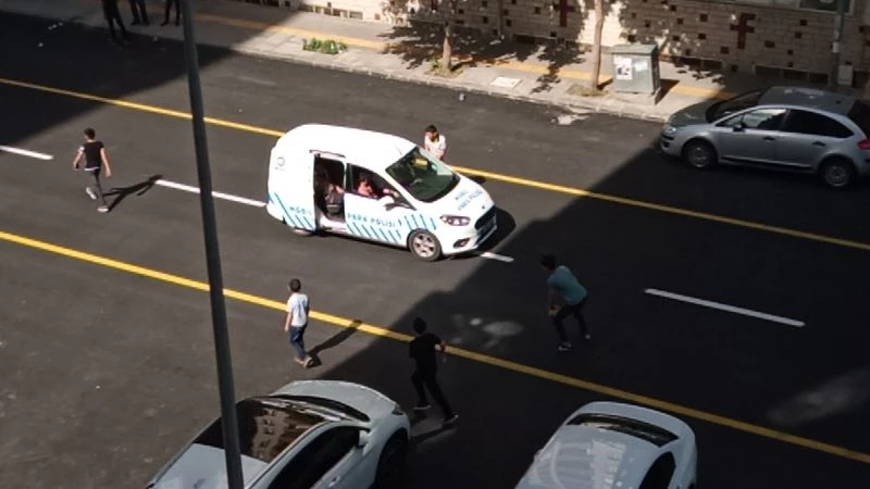 Kısıtlamayı delen çocukların ana cadde üzerinde tehlikeli maçı
