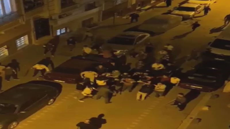 “Laf atma” kavgası meydan savaşına döndü, eline sopayı alan kavgaya koştu...Taşlı sopalı kavga kamerada
