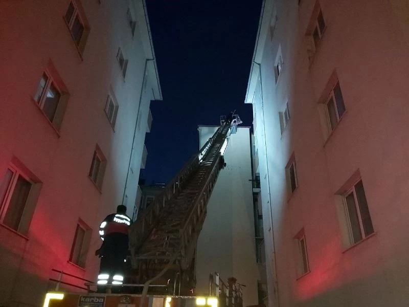 Apartmanın bacasında çıkan yangın korkuttu
