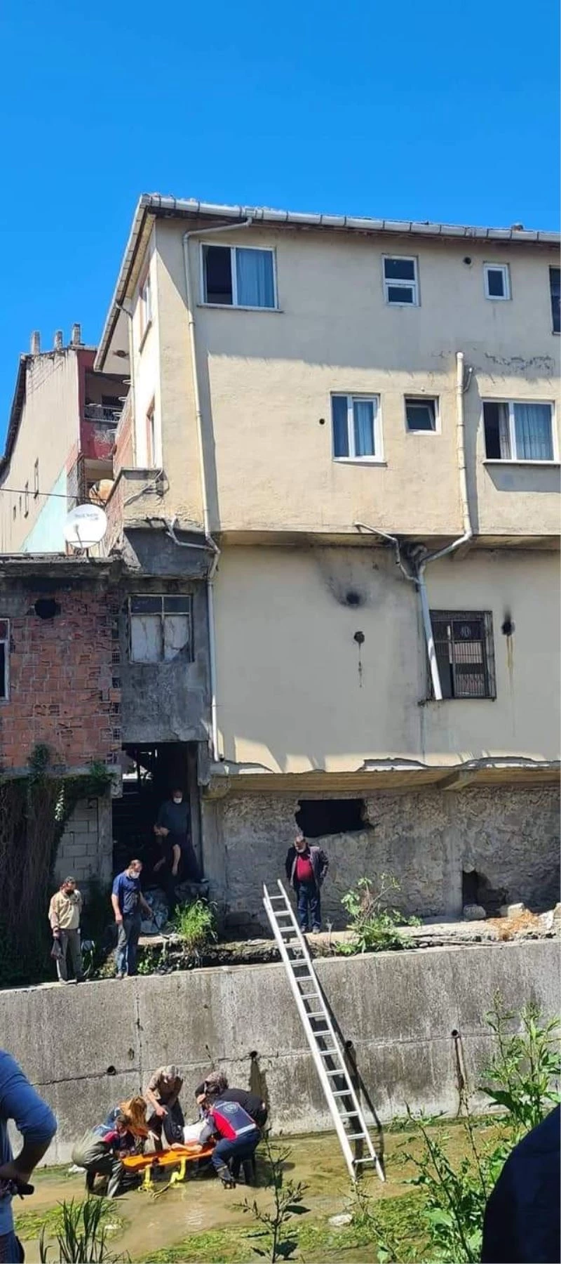 12 metreden zemine çakıldı, hayata tutundu
