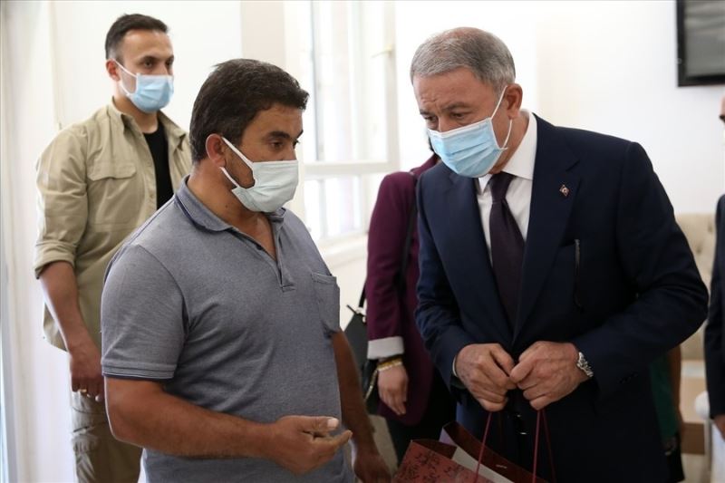 Milli Savunma Bakanı Akar, Kayseri’de şehit yakınları ve gazilerle bayramlaştı
