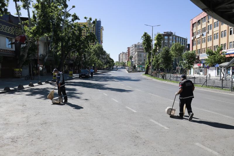 Onlar evde kalanlar için mesaide
