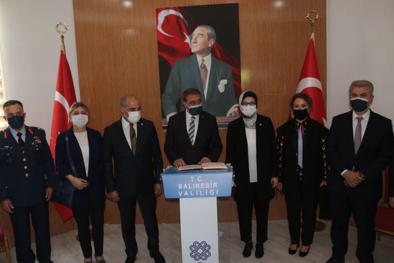 Vali Şıldak görevi başındaki memurları ziyaret etti
