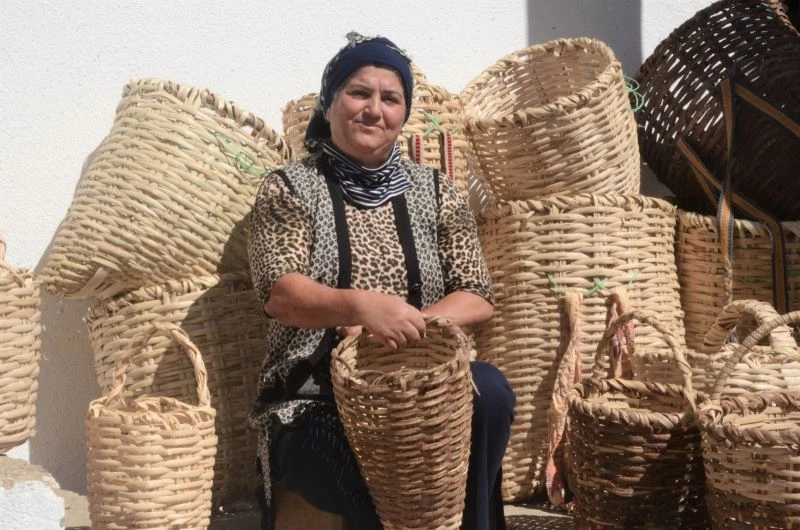 Salgın sürecinde eski usul sepet örüyor
