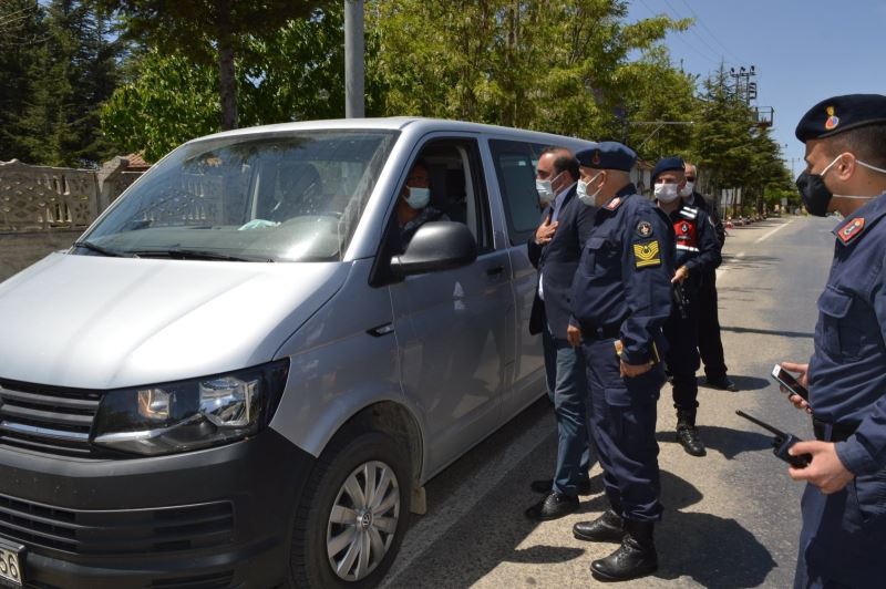 Kaymakam Demirkol’dan sürücülere çikolata ikramı
