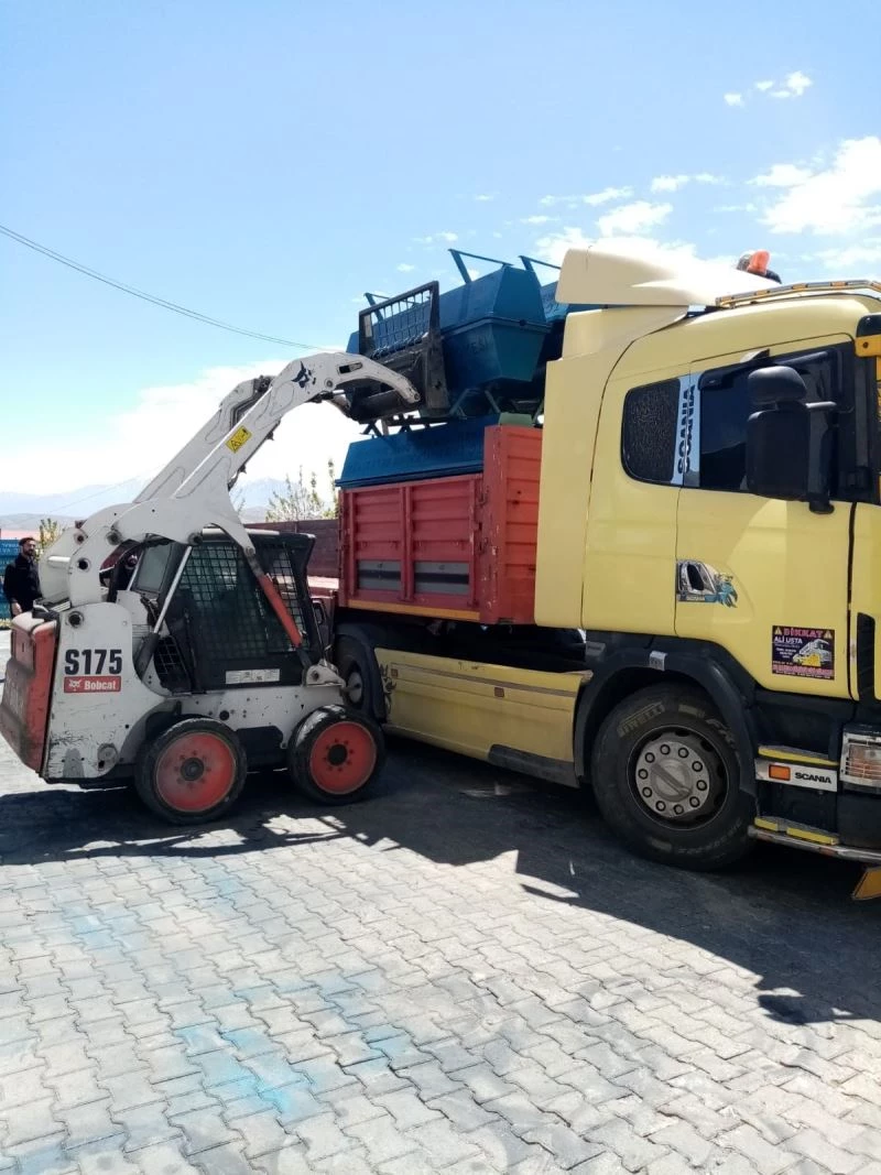 Van Büyükşehir Belediyesinden Bahçesaray ve Çatak’a sac sıvat desteği
