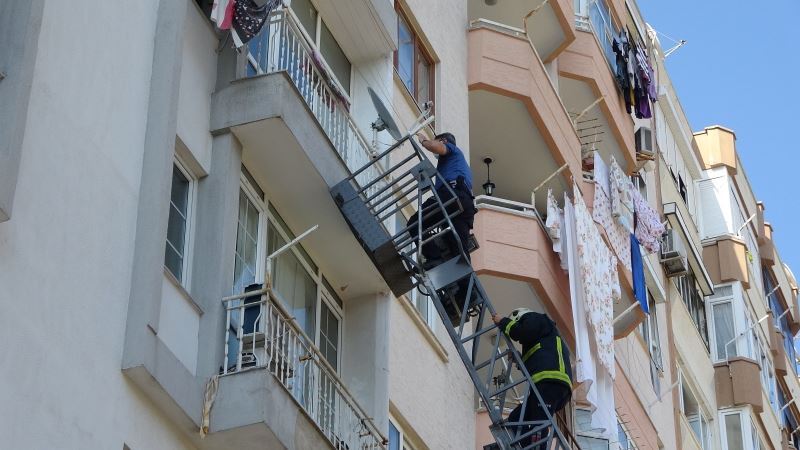 Emekli polis, meslektaşlarının balkondan girdiği evinde ölü bulundu
