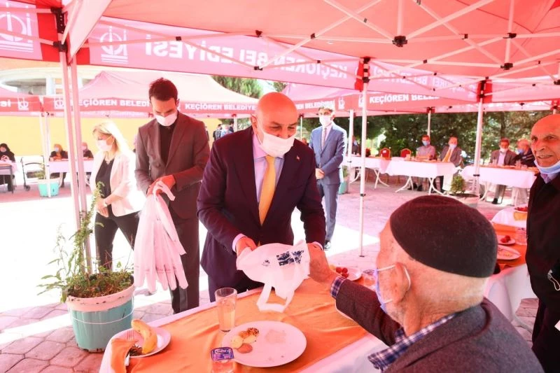 Başkan Altınok, huzurevindeki yaşlıların bayramını kutladı
