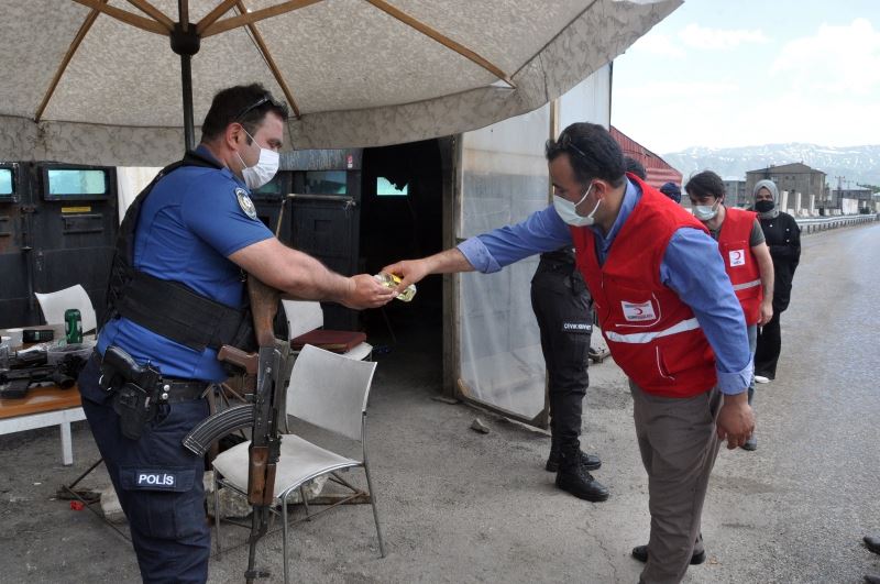 Kızılay’dan polis ekipleri ve sağlık çalışanlarına bayram ziyareti
