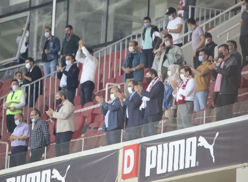 Sivasspor yönetimi takımı ayakta alkışladı
