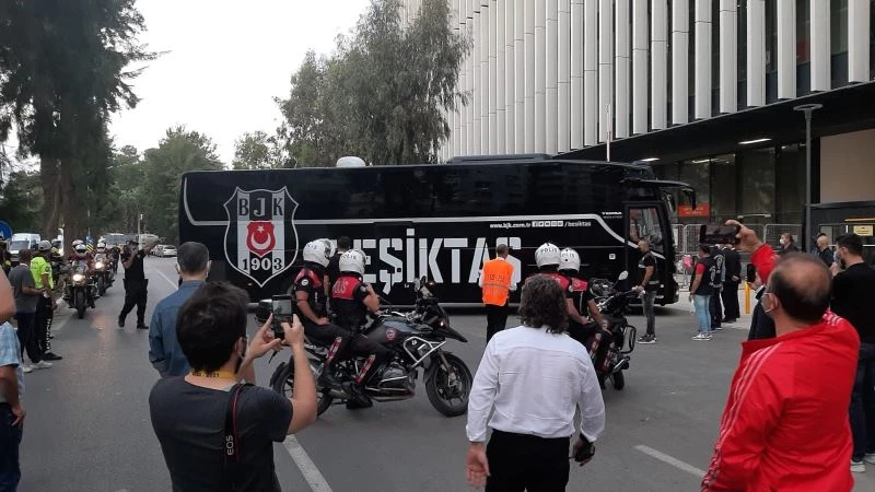 Beşiktaş, Gürsel Aksel Stadyumu’na ulaştı
