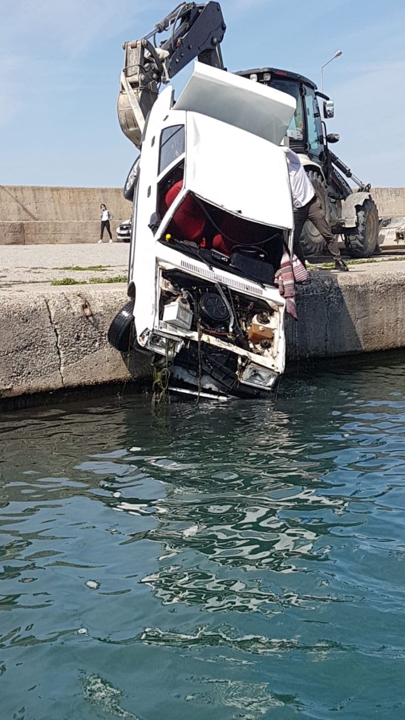 Denize düşen otomobil sürücüsü kendi imkanları ile kurtuldu
