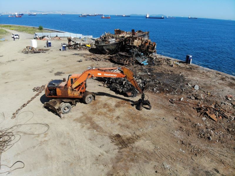 (Özel) Zeytinburnu’nda karaya oturan geminin son parçası da denizden çıkarıldı
