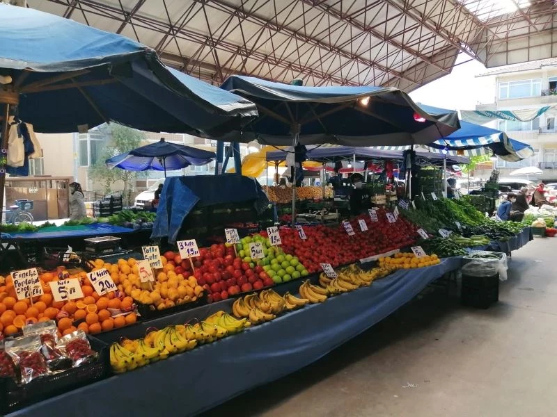 Pazarcı esnafı Bayramın 3’üncü günü tezgahlarını kurdu
