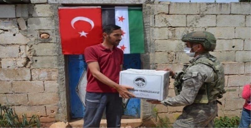 Türk ordusundan İdlib’deki ihtiyaç sahibi ailelere gıda yardım
