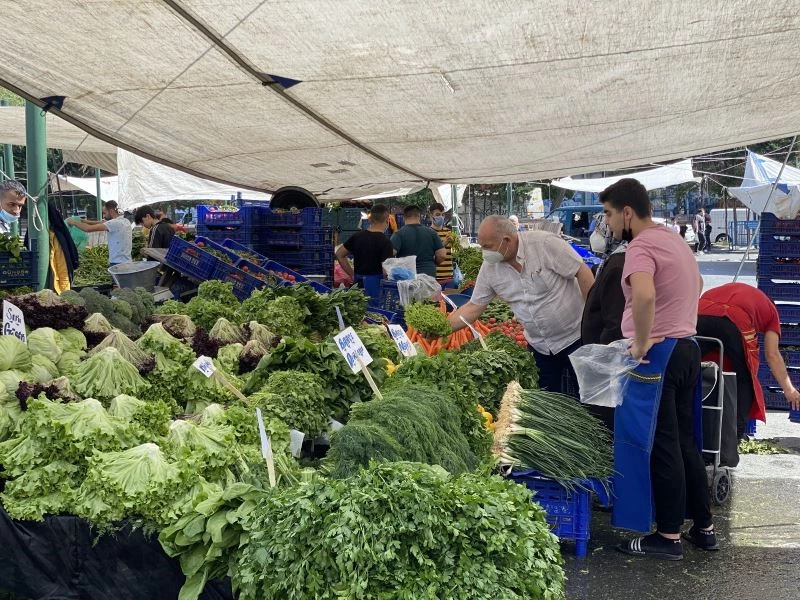 Tam kapanma muaf tutulan pazarcı esnafı tezgahlarda yerini aldı
