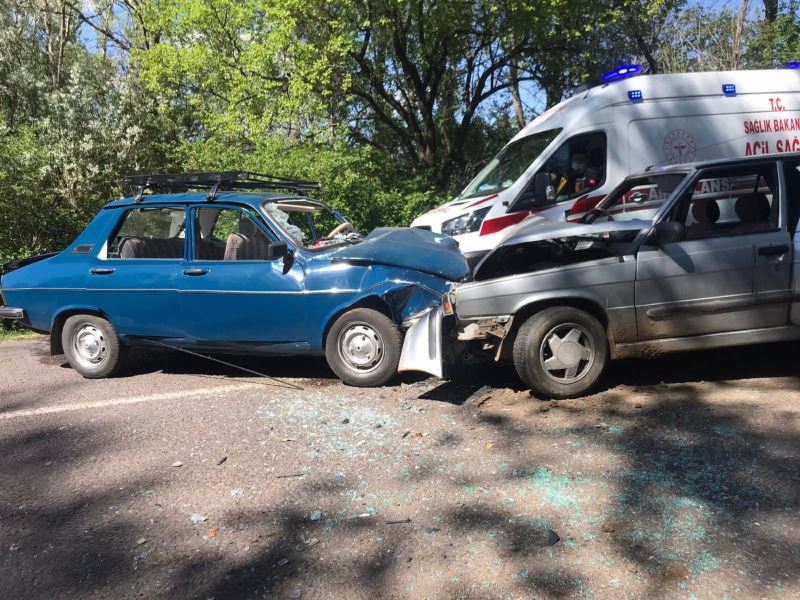 Sivas’ta otomobiller kafa kafaya çarpıştı: 6 yaralı
