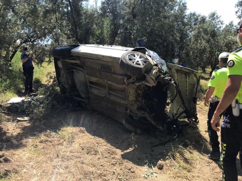 Aracıyla zeytinliğe uçan genç camdan fırlayarak ağır yaralandı
