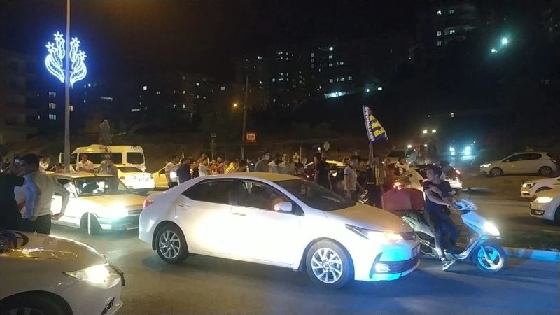 Şanlıurfa’da yasağa rağmen Beşiktaş’ın şampiyonluğu kutlandı
