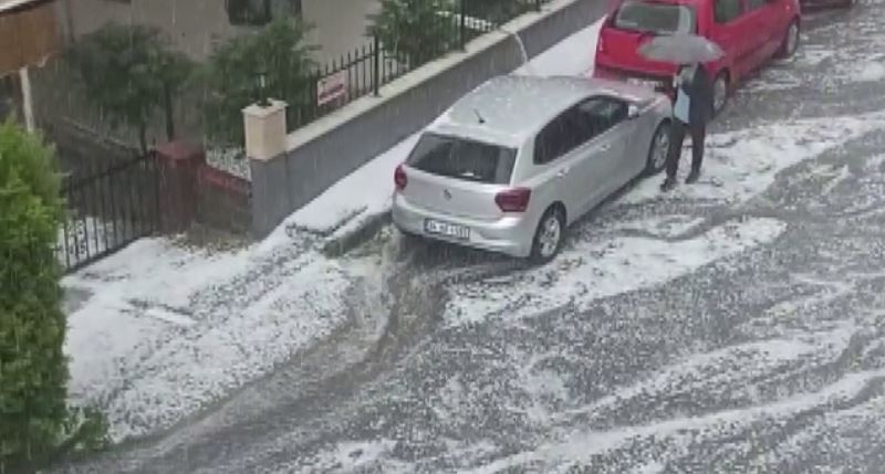 Çekmeköy’de dolu yağışı etkili oldu
