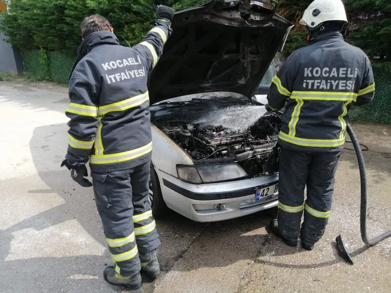 Markete gitmek için bindikleri otomobil bir anda alev aldı
