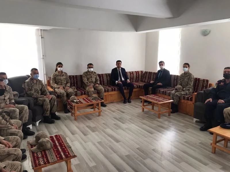 Kaymakam İlidi polis ve jandarma ile bayramlaştı
