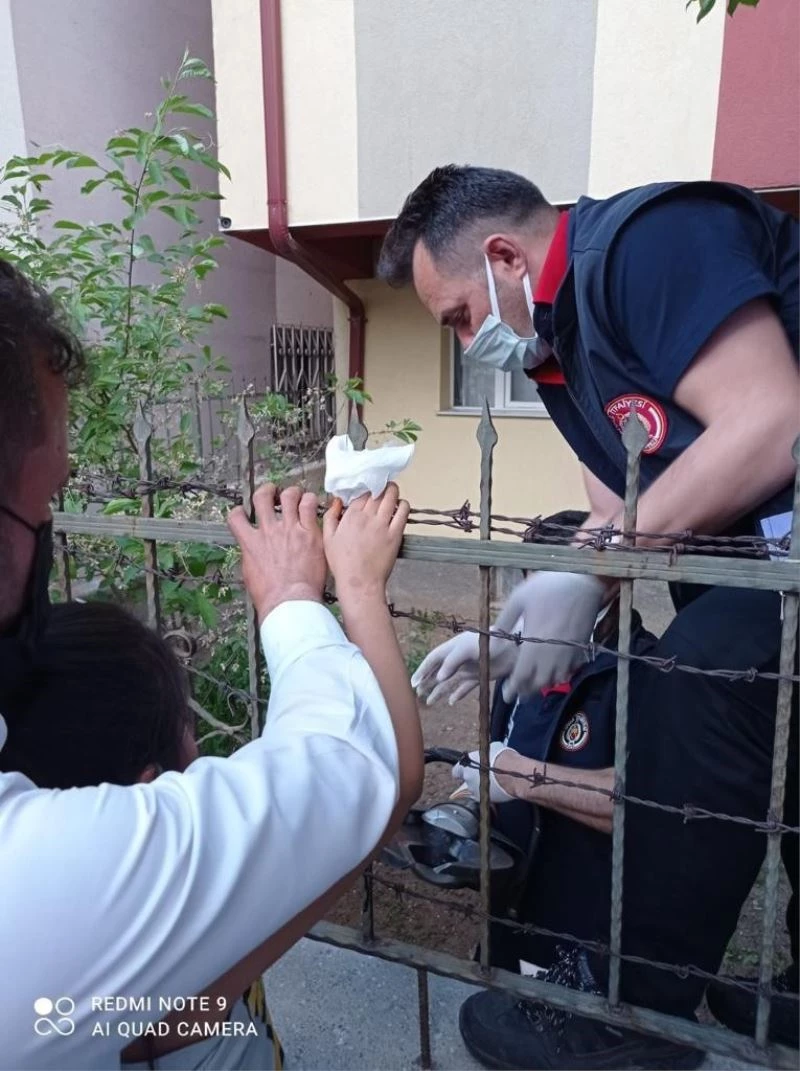 Eline saplanan korkulu demiriyle hastaneye kaldırıldı
