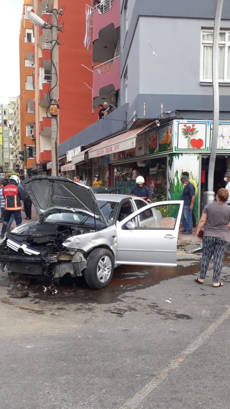Tarsus’ta iki otomobil çarpıştı: 1 yaralı
