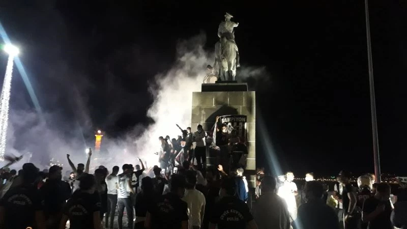 İzmir Kordon’da Beşiktaş kutlaması
