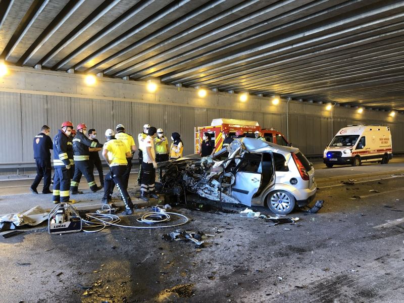 Kontrolden çıkan otomobil karşı şeritteki tıra çarptı: 1 ölü, 3 yaralı
