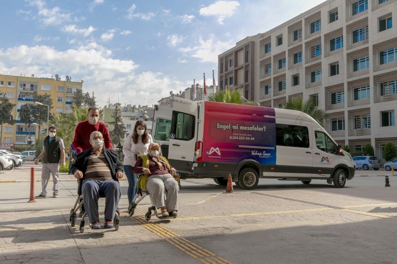 Mersin’de yaşlı çiftin bakımını belediye ekipleri üstlendi
