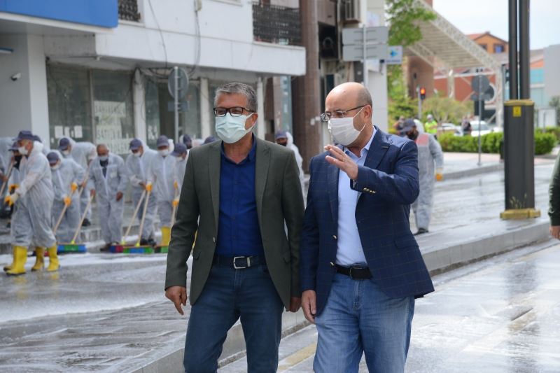 Tam kapanma sonrası için hazırlık: Kırşehir Belediyesi şehrin sokaklarını yıkadı
