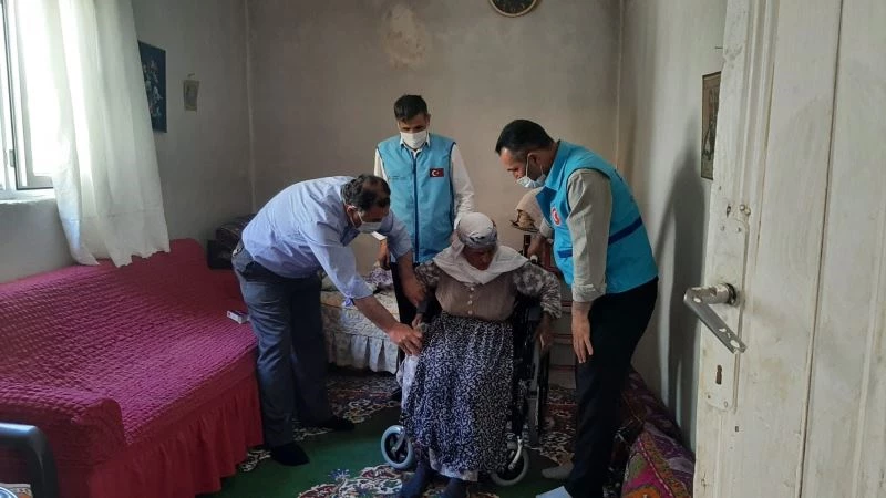 Müftülükten engellilere sandalye desteği
