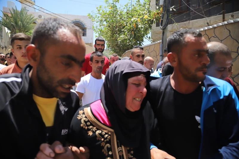 El Halil’de İsrail güçlerinin ateş açması sonucu öldürülen genç toprağa verildi
