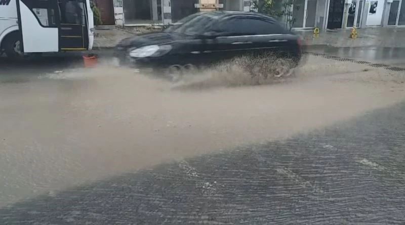 Kapanmanın son gününde sokaklar yağmurla yıkandı
