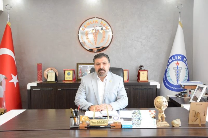 Sağlıkçılardan aynı çatı altında yaşadıkları herkesin aşılanması talebi
