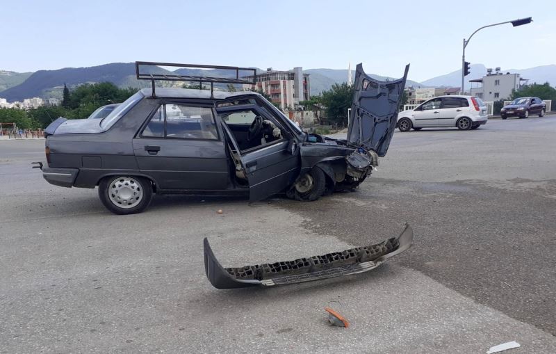 Osmaniye’de otomobil sinyalizasyon direğine çarptı: 2 yaralı