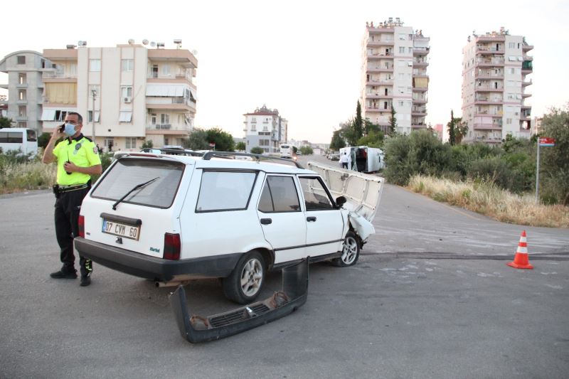 Antalya’da midibüs ile otomobil çarpıştı: 2 yaralı

