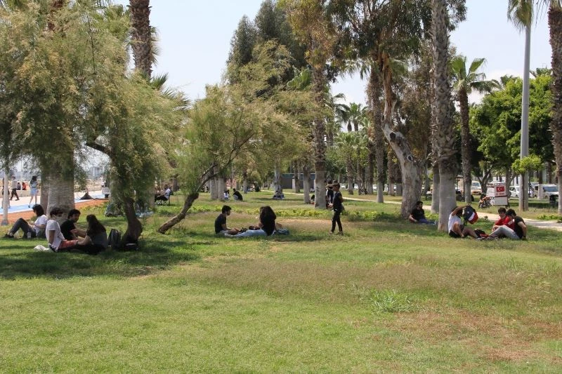 (Özel) Mersinliler, tam kapanmanın ardından sahile akın etti
