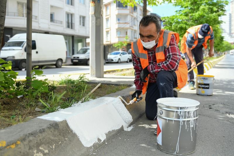 Esenyurt’ta ana arterlerde refüj boyaları yenileniyor
