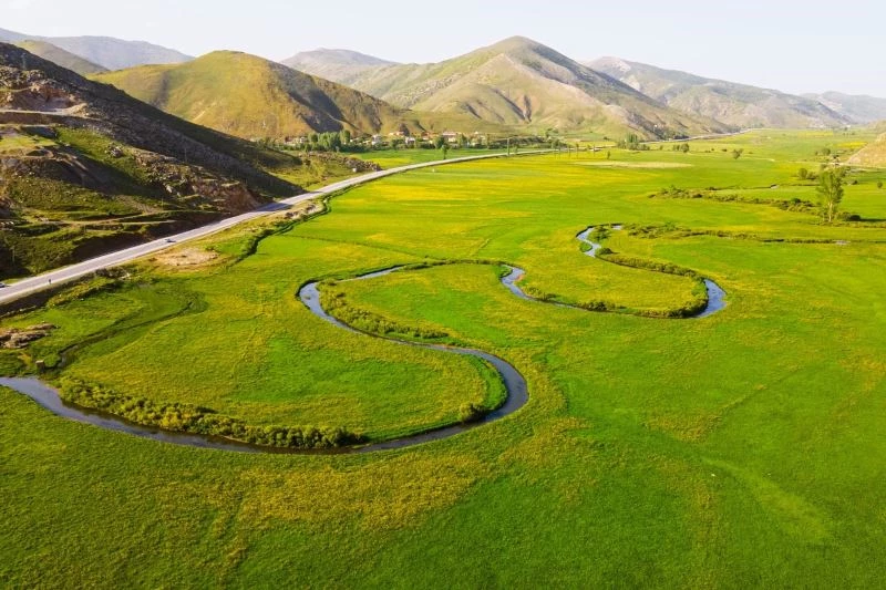 (Özel haber) Tatvan’da sarı ve yeşil renklerin arasından süzülen menderes görsel şölen sunuyor
