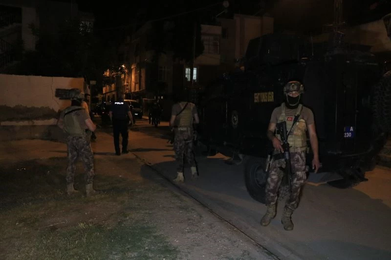 Adana’da sıcak dakikalar... Tartışığı şahıslara pompalı tüfekle ateş açarken sokakta oynayan çocuğu vurdu
