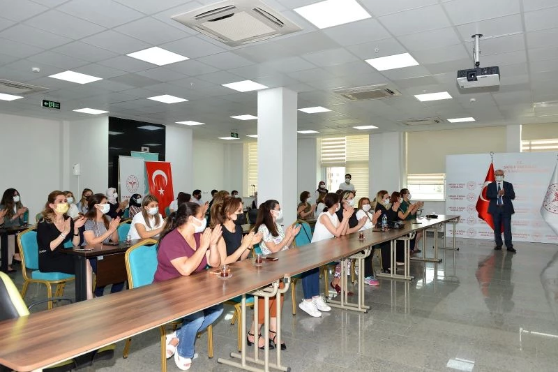 Hülür’den hemşirelere kırmızı gül
