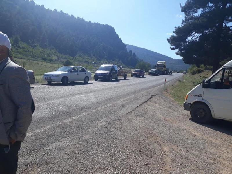 Elektrik direkleri devrildi, yol trafiğe kapandı
